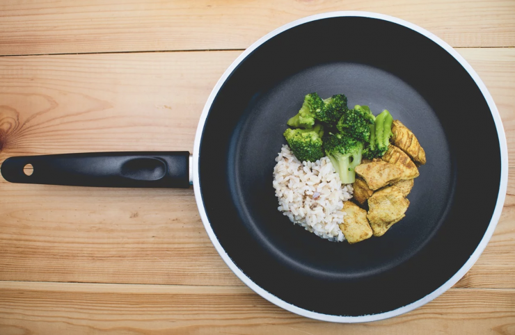 Cuisiner avec poêle à induction